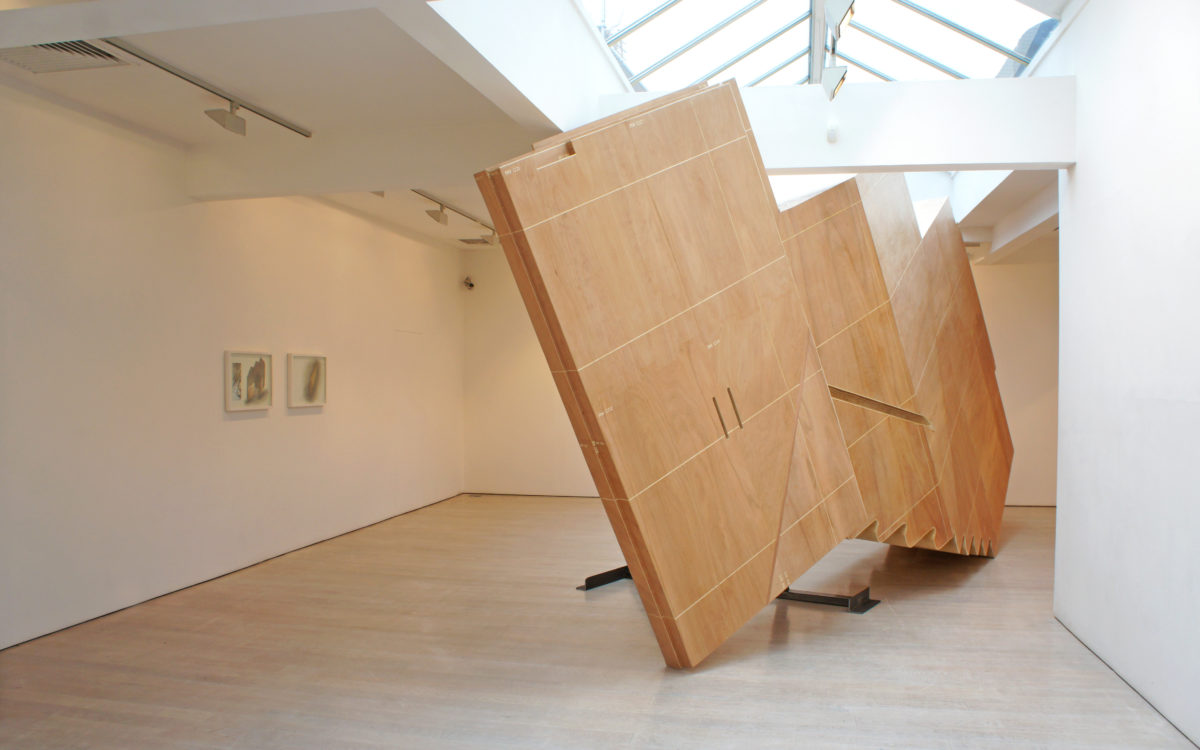 Space Between the Landing and the Gallery / Richard Wilson