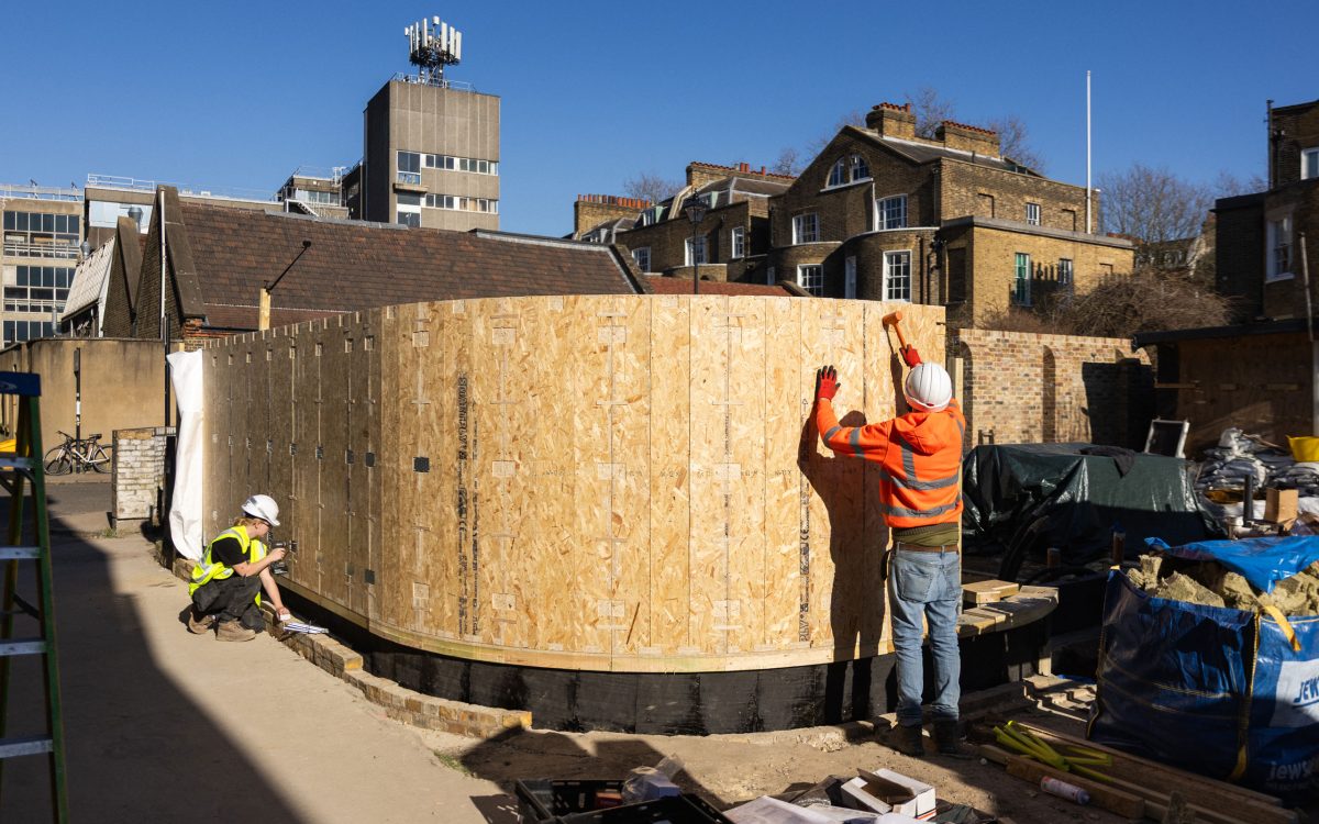 Curved Wall Garden Studio / FRAHER